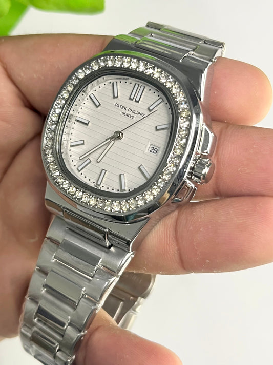 Patek Philippe Nautilus Style — White Dial, Diamond Bezel, Silver Bracelet⌚