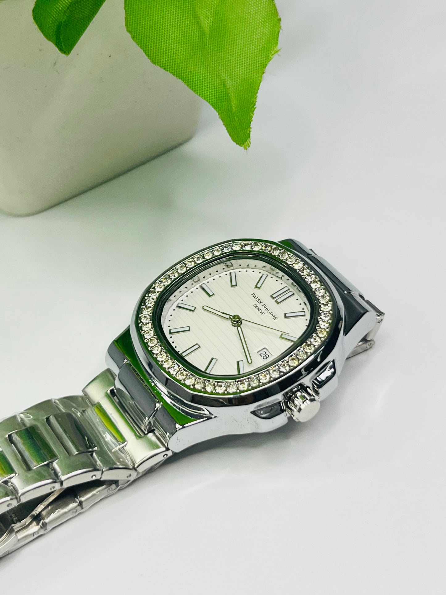 Patek Philippe Nautilus Style — White Dial, Diamond Bezel, Silver Bracelet⌚