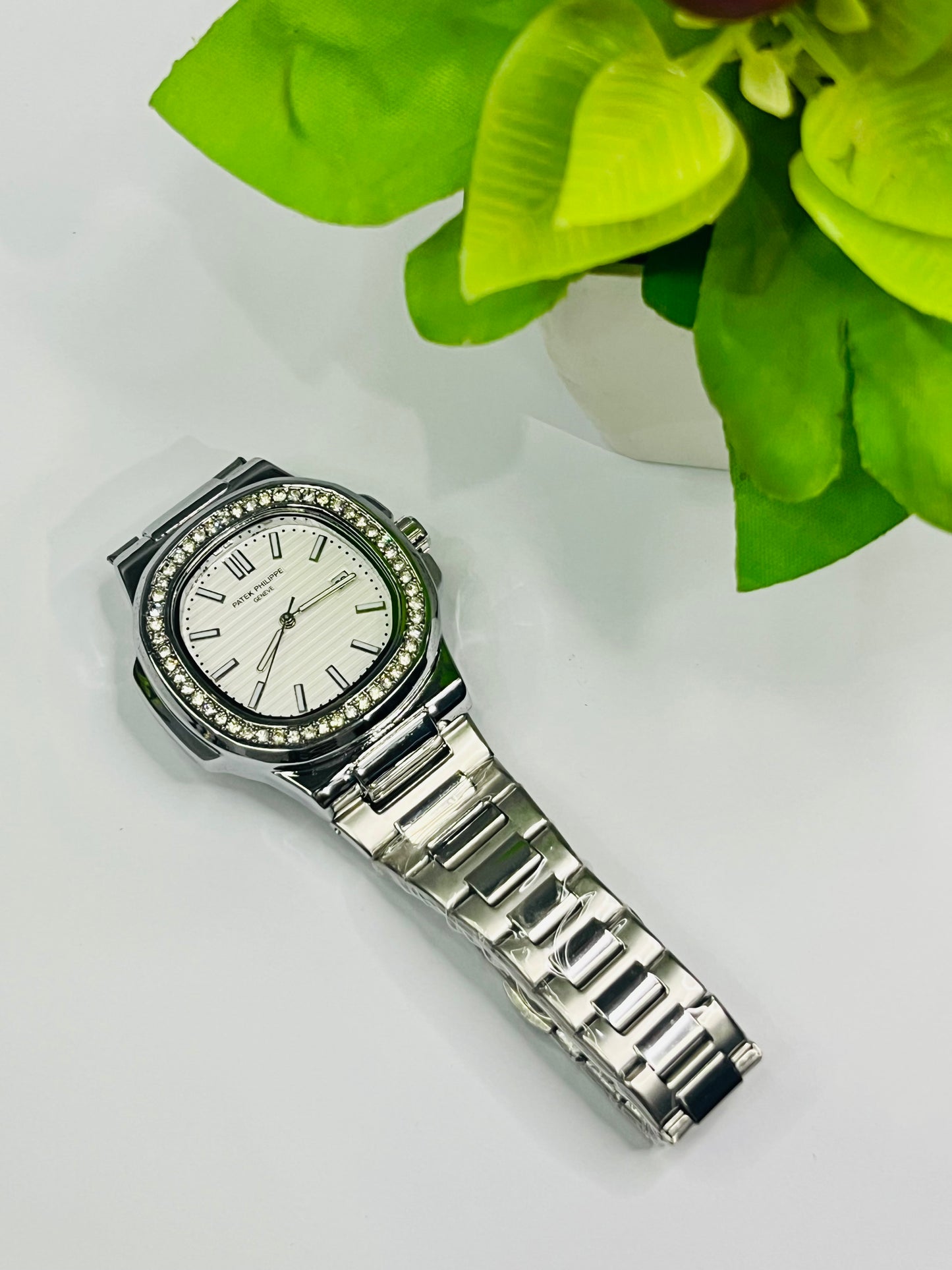 Patek Philippe Nautilus Style — White Dial, Diamond Bezel, Silver Bracelet⌚