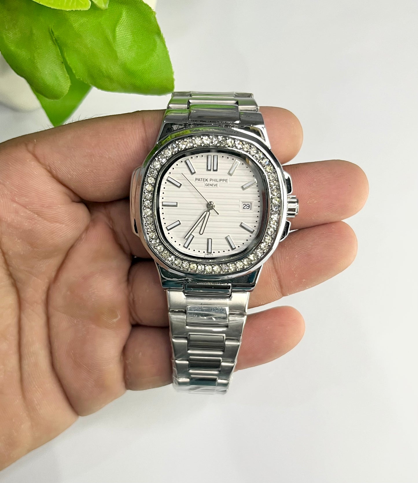 Patek Philippe Nautilus Style — White Dial, Diamond Bezel, Silver Bracelet⌚