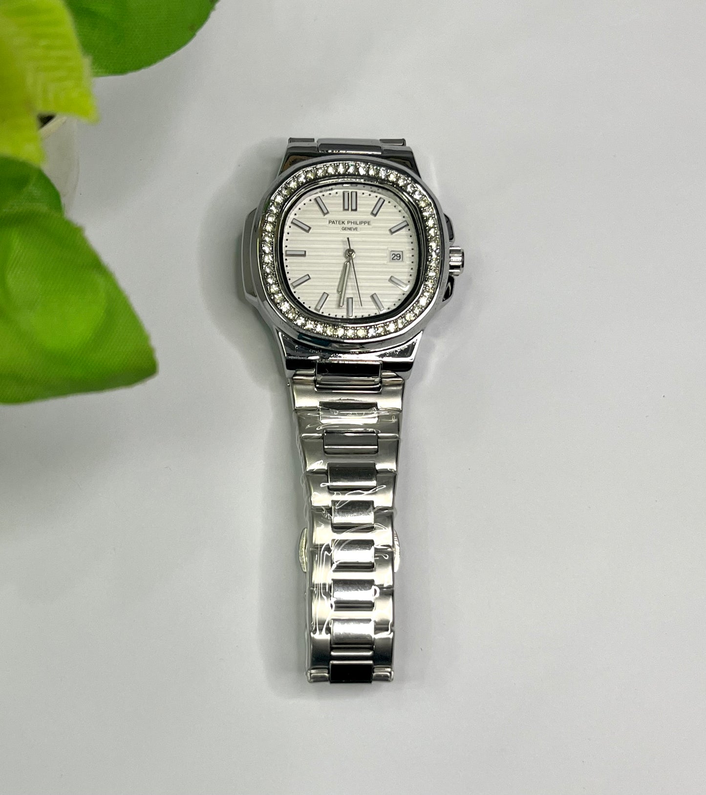 Patek Philippe Nautilus Style — White Dial, Diamond Bezel, Silver Bracelet⌚